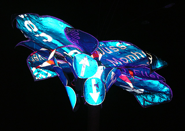Blau strahlende Schilderpalme auf dem Tollwood-Festival 2013
