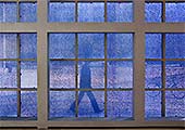 Ein Blick von innen durch die blauget�nte Glasfassade der Kirche Herz Jesu in München-Nymphenburg
