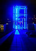 Blau beleuchteter Au�en-Aufzug am Eingang des Krankenhauses München-Neuperlach