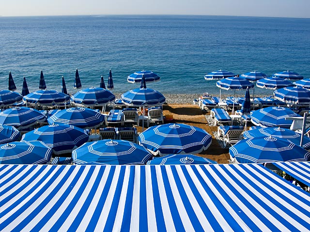 Blaue Schirme, blauer Himmel, blaues Meer - 
	Plage Ruhl, Nizza, Cot� d�Azur
