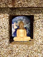 Buddha in Steinampel