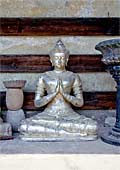 Ein silberner Buddha - Meditation im Schatten