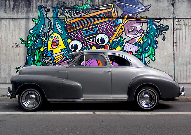 Alter Chevrolet aus den 40er Jahren vor einem modernen Graffiti