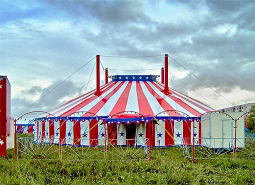 Zelt des Circus Baldoni auf einer Wiese bei München-Neuperlach