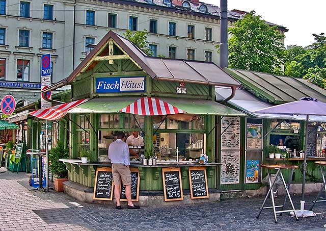 Fischh�usl - Verkaufsst�nde am Wiener Platz in München