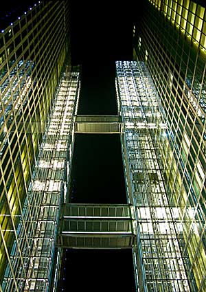 Highlight Towers München - die beleuchteten T�rme von S�den