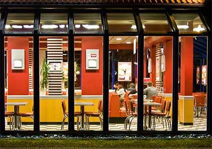 Die Glasfassade des Burgerking-Restaurants in München-Zamdorf