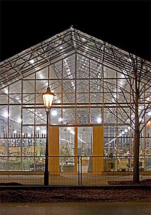 Beleuchtetes Glashaus des Daglfinger Blumenmarktes - nachts