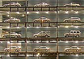 Die Schau-Fenster der Mercedes-Benz-Niederlassung an der Donnersberger Br�cke in München