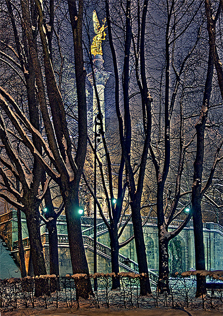 Blick aus dem winterlich verschneiten Rondell auf den Friedensengel, München, Prinzregentenstrasse