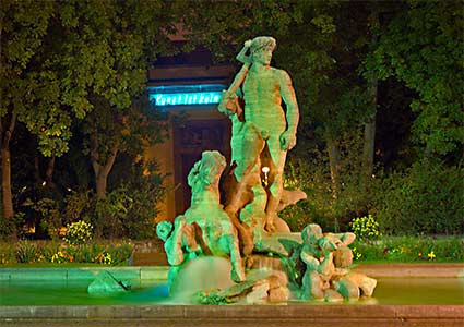 Die kolossale Figurengruppe des Neptunbrunnens im Alten Botanischen Garten, München