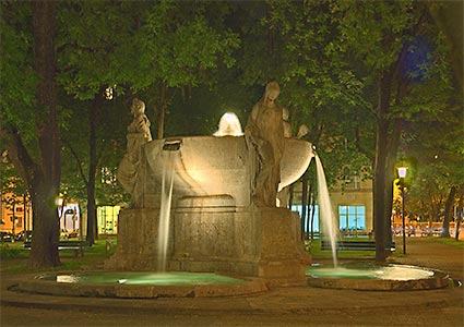Der Nornenbrunnen in der Eschenanlage am Maximiliansplatz