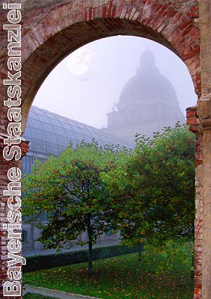 Die Bayerische Staatskanzlei mit der Kuppel des 
ehemaligen Armeemuseums