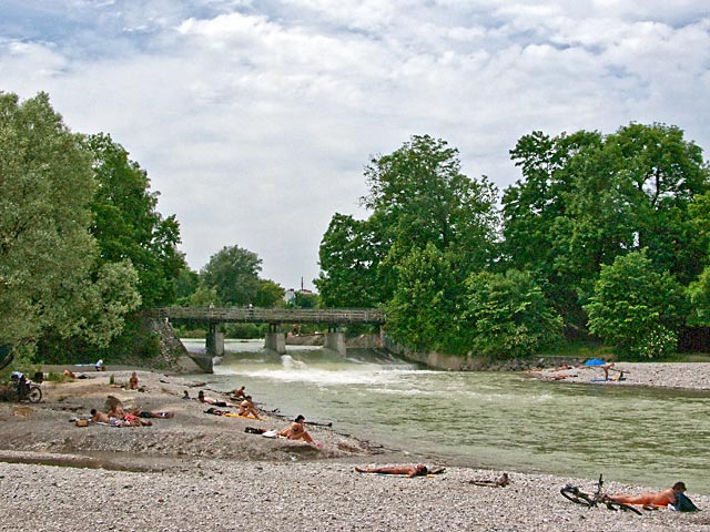 Badende an der Isar beim Tiergarten im Sommer