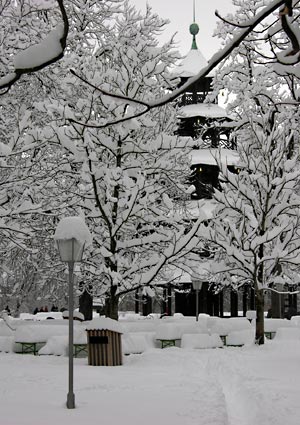 Der verschneite Biergarten am Chinesischen Turm im Englischen Garten in München