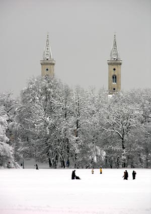 Blick nach Westen �ber den Englischen Garten auf die T�rme der Ludwigskirche