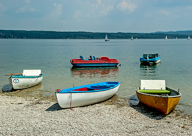 Utting am Ammersee - Boote am Ufer