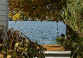 Starnberger See, Berg - Blick durch einen Garten auf den See
