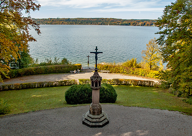Starnberger See, bei Schloss Berg - Blick von der Ged�chtniskapelle f�r K�nig Ludwig II auf den See