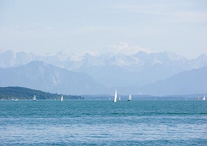 Boote vor der Alpensilhouette am Starnberger See