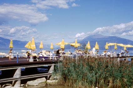 Gardasee - Badesteg eines Hotels am Nordufer von Sirmione