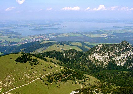 Der Chiemsee im Chiemgau, von der Kampenwand aus gesehen