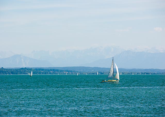 Ammersee - zwischen Utting und Die�en: Segelboote auf dem See, im Hintergrund die Alpen