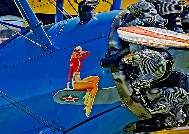 Nose Art (Pin-Up-Girl) auf einer Boeing Stearman