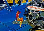 Pin-Up-Girl auf einer Boeing Stearman