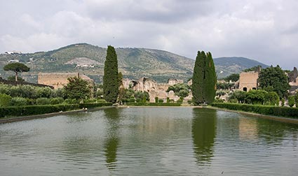 Blick ber den See des Sulenumgangs (Poikile) auf die Villa Hadriana am Fue der Albaner Berge