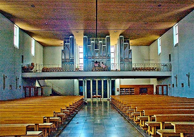 Haupteingang, Empore und Orgel im Innenraum der Kirche Zu den hl. 12 Aposteln.