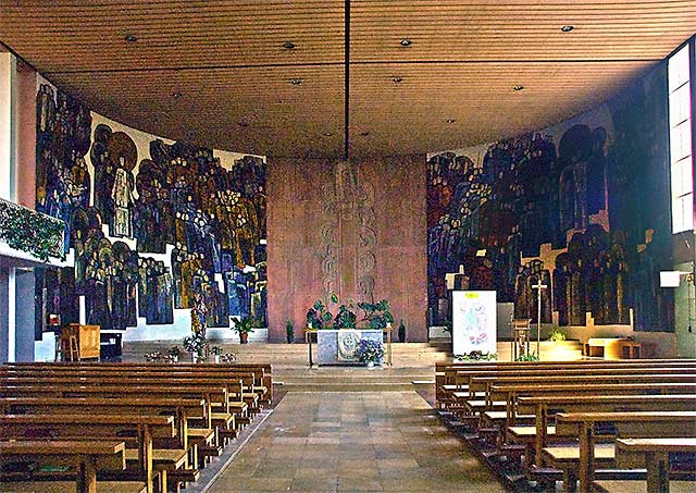 Altar und Altarbild der Kirche Zu den hl. 12 Aposteln.