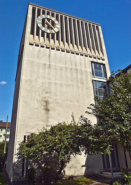 Blick von Westen aus der Paul-Lagarde-Straße auf den Turm der Kirche Zu den hl. 12 Aposteln, München-Laim