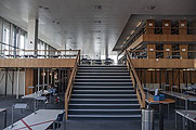 Aufgang zur zweiten Ebene des Lesesaals an der Ostseite des Erweiterungsbaus. Links unten der Zugang zu den Studienkabinetten.