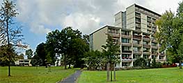 Panorama�aufnahme des Parks mit Blick auf das 11-geschoßige Wohn�hoch�haus, das den Mittelpunkt der Anlage bildet