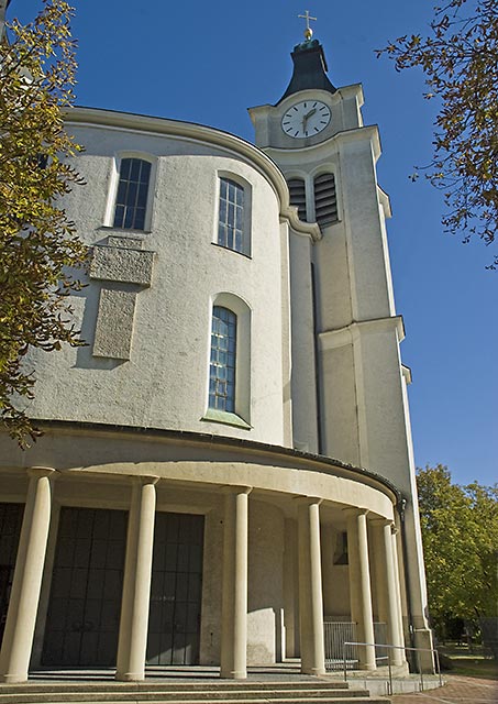 Portal und rechter Turm der Kirche Christkönig, München-Nymphenburg