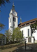 Blick über den Hof auf die Kirche Christkönig, München-Nymphenburg