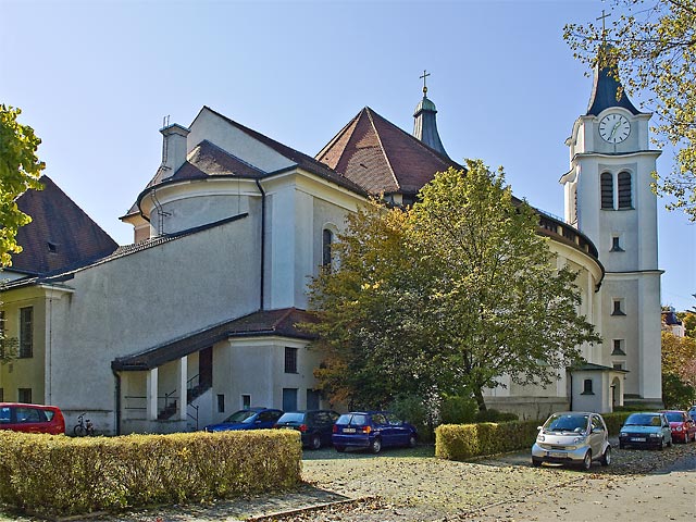Straßenansicht von Pfarrhaus und Apsis der Kirche Christkönig, München-Nymphenburg