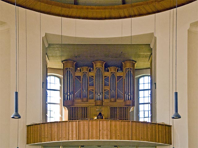 Empore und Orgel im Kirchenraum der Kirche Christkönig, München-Nymphenburg