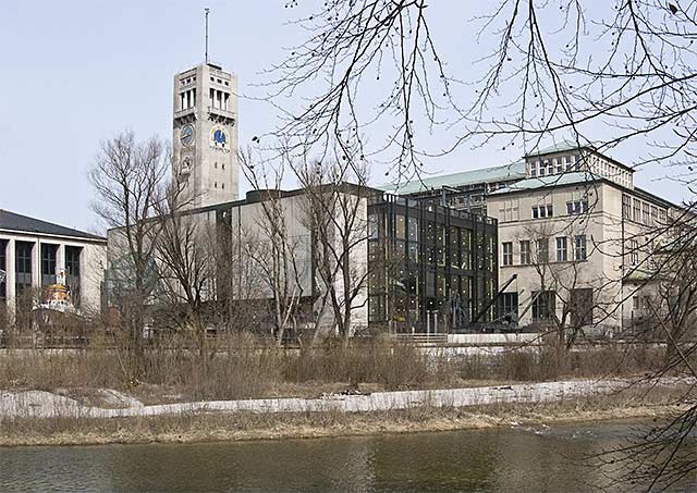 Der Bauk�rper der Halle für Luft- und Raumfahrt und angrenzende Bauten des Deutschen Museums auf der Museumsinsel, München-Au, von der Eduard-Schmid-Straße im Osten aus gesehen.