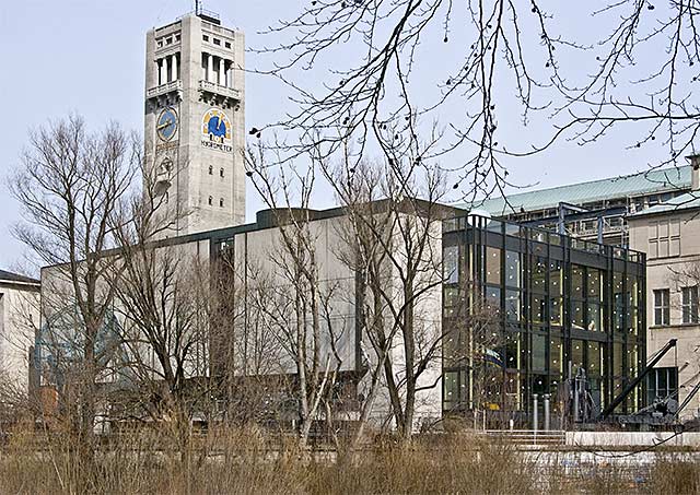 Halle für Luft- und Raumfahrt und Turm des Deutschen Museums auf der Museumsinsel, München-Au, von der Eduard-Schmid-Straße im Osten aus gesehen.