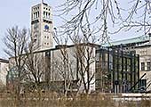 Halle für Luft- und Raumfahrt und Turm des Deutschen Museums, München-Au, von der Eduard-Schmid-Straße im Osten aus gesehen.