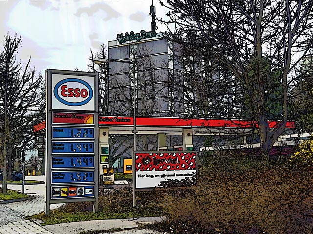 Esso-Motor-Hotel: Noch steht neben dem heutigen Holiday Inn in der Effnerstraße in München eine Esso-Tankstelle (grafisch verfremdet).