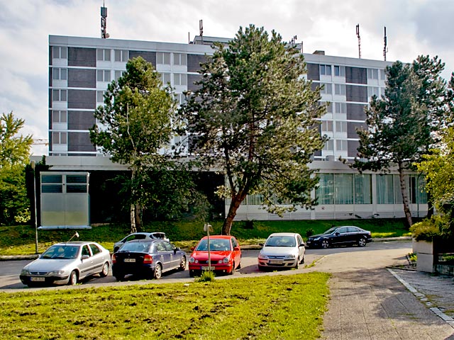 Nordfassade des Hotels mit vorgelagertem Saalbau.