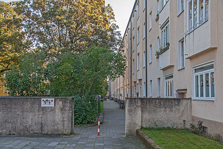 Die Nordseite bzw. R�ckseite des entlang der Wendl-Dietrich-Straße verlaufenden Gebäuderiegels. Die Wohnungen hier haben Loggien auf der Nordseite, von denen viele verglast sind. Dieser r�ckseitige Hof wird von einer Mauer zur Ofterdingenstraße hin abgegrenzt.