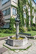 Der Brunnen „Knabe auf Waller“ von Ferdinand Liebermann in einer größeren Ansicht.