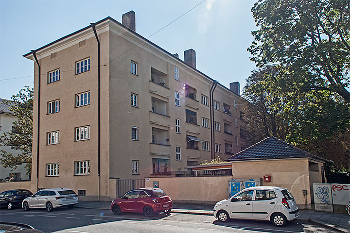 An der Südseite der Wendl-Dietrich-Straße stehen die Nordfassaden der '12 Apostel' an. Auf dem Bild sind auch die Loggien der Wohnungen gut zu erkennen.