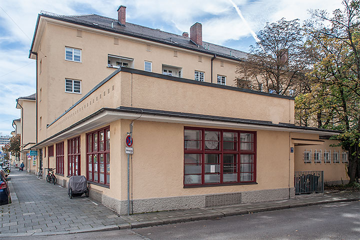 Auf der Südseite der Wendl-Dietrich-Straße finden sich etliche erdgeschossige Pavillonbauten mit Gesch�ften. Dieser Bau ist heute ein Kindergarten, er k�nnte einmal ein Restaurant gewesen sein.