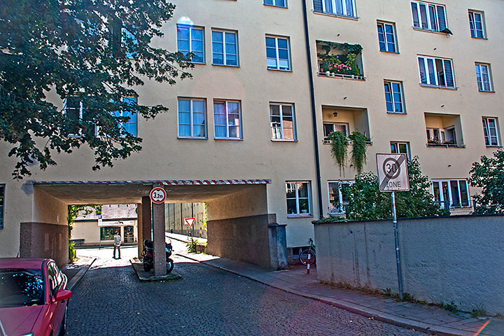Die Nordfassade des Gebäuderiegels an der Wendl-Dietrich-Straße auf H�he der Nodungstraße. Wie im Bild rechts zu erkennen ist, sind manche der nordseitigen Loggien verglast.