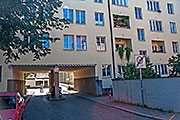 Die Nordfassade des Gebäuderiegels an der Wendl-Dietrich-Straße auf Höhe der Nodungstraße. Wie im Bild rechts zu erkennen ist, sind manche der nordseitigen Loggien verglast.